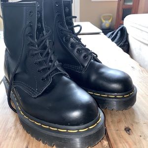 DR. MARTEN Platform boots great condition!